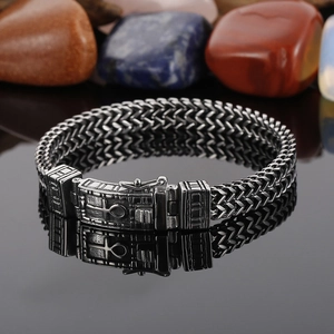 Vue macro du bracelet en acier inoxydable argenté avec symbole Ankh égyptien