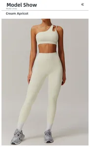 Détail du soutien-gorge de sport asymétrique et du legging de yoga couleur abricot crème
