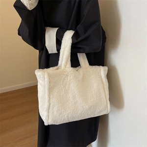 Sac fourre-tout élégant en peluche blanche pour femme, sac à main doux porté avec manteau noir