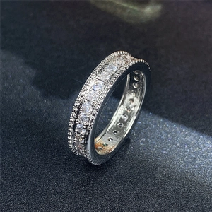 Detailansicht eines Memoirerings mit Zirkonia-Besatz und eleganter Millgrain-Kante