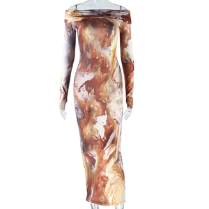 Détail du col bardot et de l'imprimé marbré abstrait sur une robe moulante à manches longues