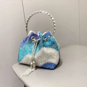 Dettaglio borsa a secchiello con strass sfumati blu e viola e coulisse glitterata