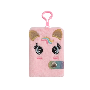 Dettaglio del mini taccuino unicorno in peluche rosa con ricami e gancio in plastica