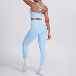 Détail de l'ensemble de yoga bleu clair avec brassière à dos croisé et legging taille haute