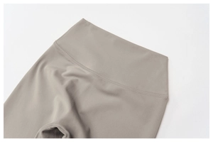 Détail du pantalon de yoga taille haute avec ceinture en V et tissu extensible taupe