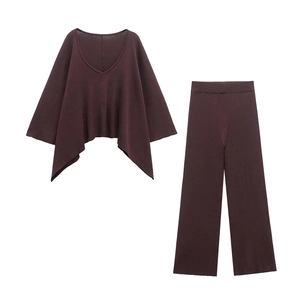 Completo due pezzi da donna in maglia con scollo a V e pantaloni larghi color caffè