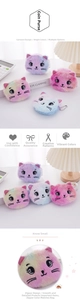 Dettaglio di un portamonete a forma di gatto in peluche colorato con viso ricamato e catena