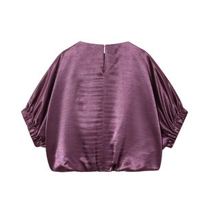 Haut en satin violet avec manches chauve-souris et éclat soyeux présenté à plat de dos