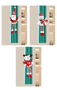 Detail der weihnachtlichen Vorhanghalter aus Plüsch mit Nikolaus, Schneemann und Rentier