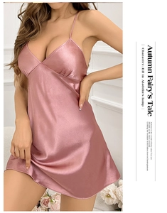 Détail d'une nuisette en satin de soie rose avec col en V et bretelles délicates