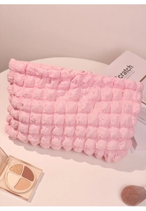 Detalle del neceser rosa con textura suave de pliegues 3D y relieve acolchado