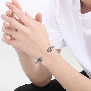 Détail du bracelet ouvert pour hommes en acier avec tête de serpent et fil tressé