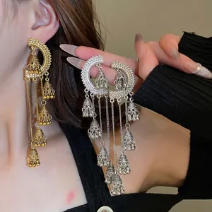 Boucles d'oreilles bohèmes vintage à longs glands avec détails jhumka dorés et argentés
