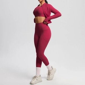 Detail der Yoga-Leggings mit Seitentasche und nahtlosem dunkelrotem Sportstoff