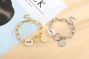 Détail d'un bracelet en acier inoxydable 18K à grosse maille avec un pendentif disque