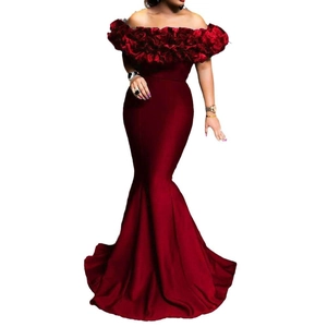 Detailansicht des 3D-Rosetten-Off-Shoulder-Ausschnitts an einem weinroten Meerjungfrauenkleid