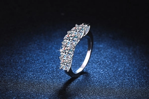 Macro side view of five-stone s925 silver ring featuring sparkling round moissanite diamonds