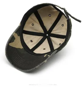 Détail d'une casquette de baseball camouflage montrant la structure interne et la boucle
