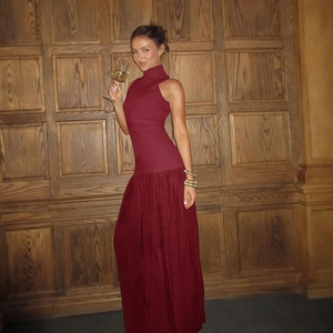 Dettaglio dell'abito lungo bordeaux senza maniche con collo alto e gonna in mesh a pois