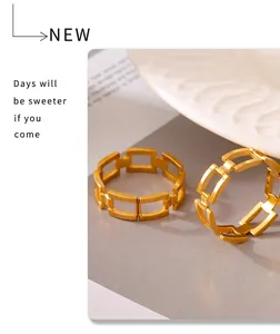 Detail der 18k vergoldeten geometrischen Gliederkettenringe mit mattem Finish