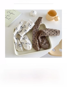 Details von Baumwoll-Mittelsocken mit süßen Hundemustern und braunen Punkten