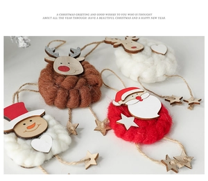 Details von Weihnachtsanhängern aus Wollfilz mit Holzelementen und rustikalem Seil