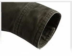 Detailaufnahme der doppelt genähten Manschetten einer robusten Arbeitsjacke aus Baumwolle