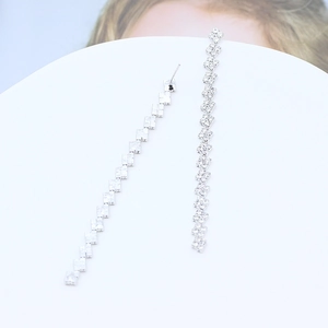 Eleganti orecchini a nappa lunga in argento con strass quadrati e design geometrico a catena