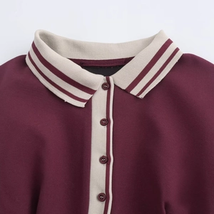 Robe polo à manches courtes bordeaux avec ourlet plissé et col contrasté à rayures blanches
