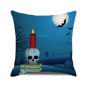 Détail d'une housse de coussin Halloween avec crâne, pierre tombale et bougie