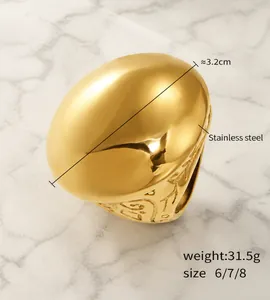 Dettaglio macro di un anello in acciaio dorato da 31,5g con texture romana e larghezza 3,2cm