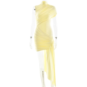 Détail de la robe jaune avec fronces, ourlet asymétrique et long ruban décoratif