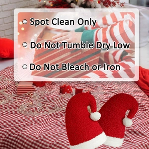 Détail des coussins peluche bonnet de Noël avec les instructions d'entretien du tissu