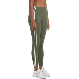 Gros plan sur un legging de yoga vert olive avec taille haute et bandes blanches