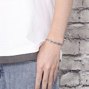 Bracelet classique en acier inoxydable argenté avec maillons grain de café au poignet