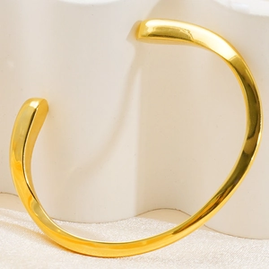 Bracciale rigido irregolare in acciaio al titanio placcato oro 18K dal design minimale