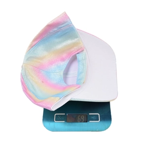 Leichte 69g Kinder Regenbogen Batik Basecap auf digitaler Waage zur Gewichtsangabe