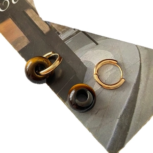 Élégantes boucles d'oreilles créoles dorées avec pendentif œil de tigre pour un look chic
