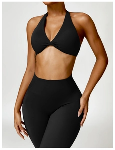 Détail d'un ensemble de yoga noir taille haute avec brassière de sport nouée au cou