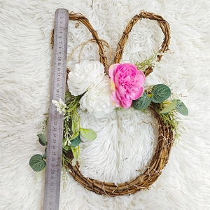 Detailed size measurement of a 35cm rabbit-shaped rattan wreath with spring flowers