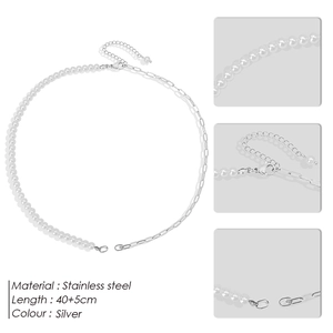 Détail du collier en acier inoxydable argenté et design épissé de perles d'imitation