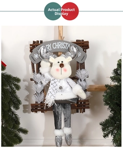 Détail de décoration suspendue de renne de Noël avec tissu argenté et cadre en bois