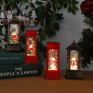 Dettaglio di lanterne natalizie a LED con miniature di Babbo Natale e pupazzo di neve