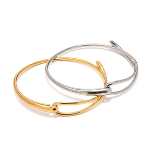 Bracelets minimalistes en acier inoxydable doré 18K et argent avec fermoir ouvert sur fond blanc