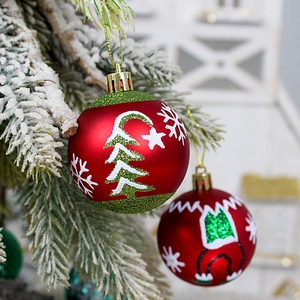 Set of 6cm red and green Christmas ball ornaments hanging on snowy pine branches