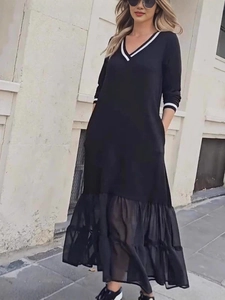 Robe noire élégante à col en V avec rayures blanches et ourlet en mesh transparent