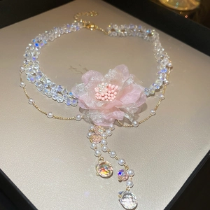 Detailaufnahme von rosa Netzblumen-Ohrringen mit Kristallperlen und Perlen-Quasten
