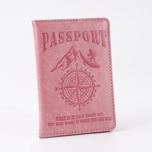 Dettaglio della custodia per passaporto in pelle PU rosa con bussola e motivi goffrati