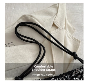 Détail macro de paillettes argentées brillantes et bandoulière ronde d'un sac à épaule