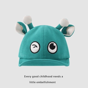 Détail du bonnet tricoté bleu pour bébé avec de grands yeux et des antennes mignonnes